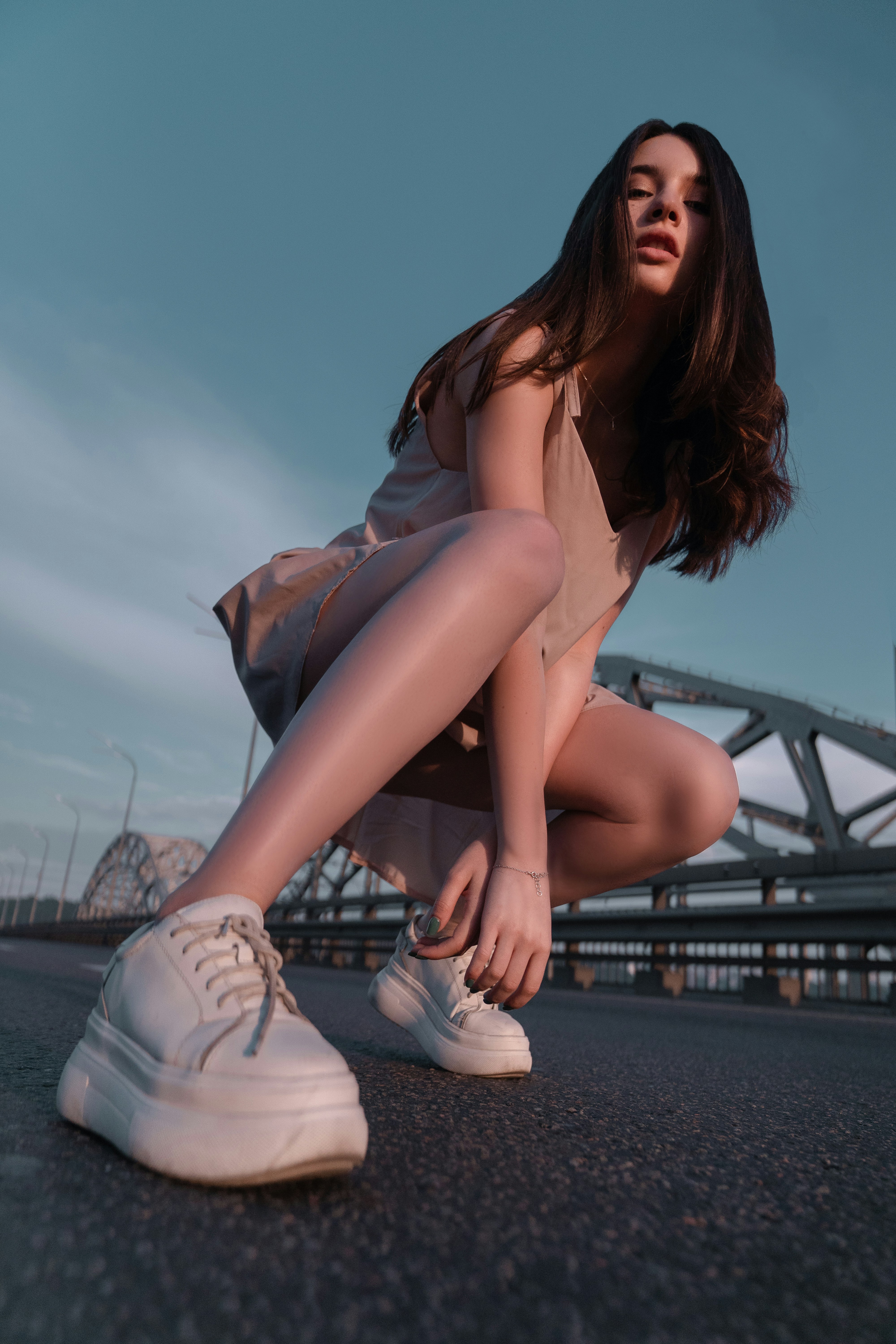 旅行Vlog系列图：清晨路灯与慢步氛围