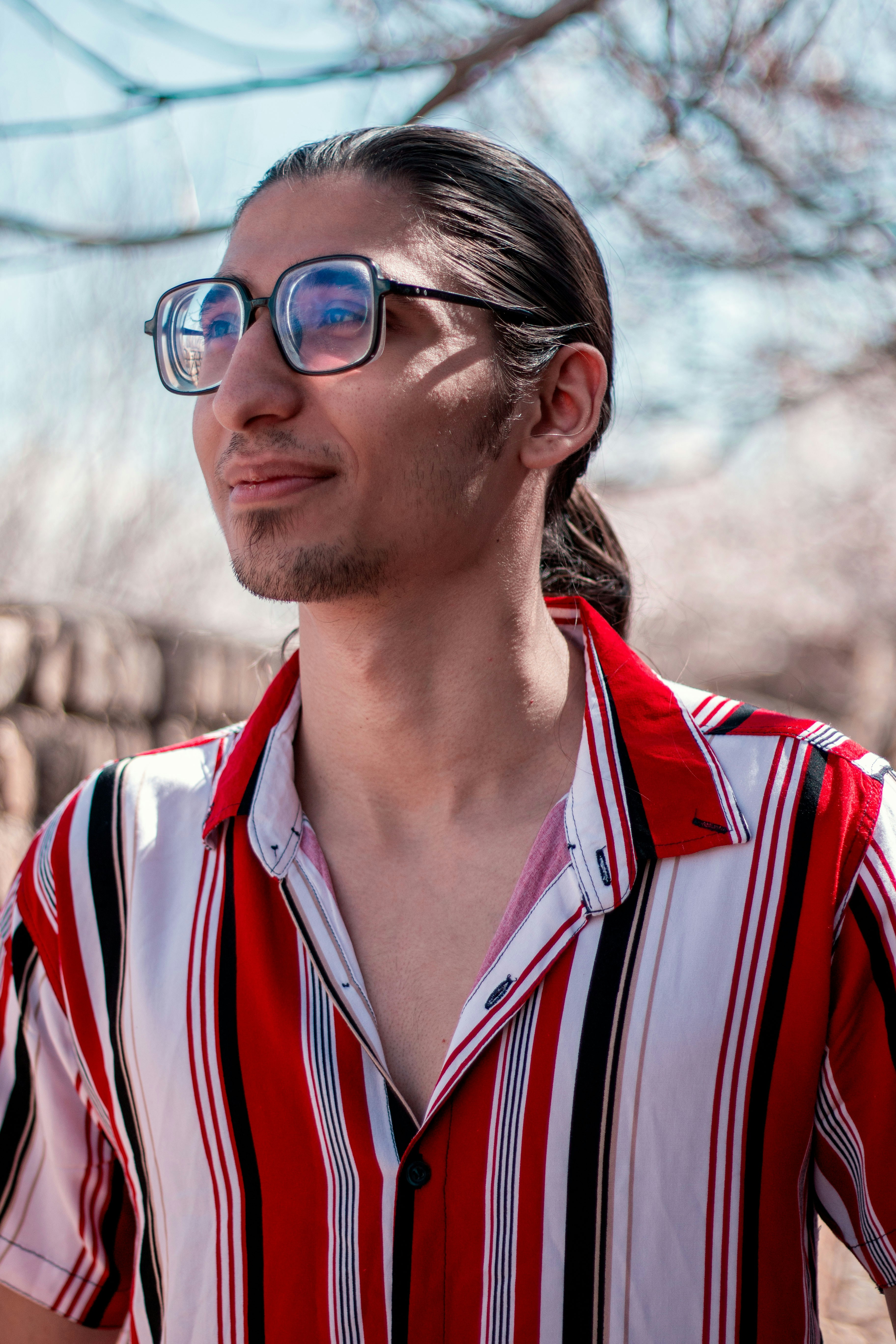 美食Vlog系列图：暖色灯光下的甜品与热气